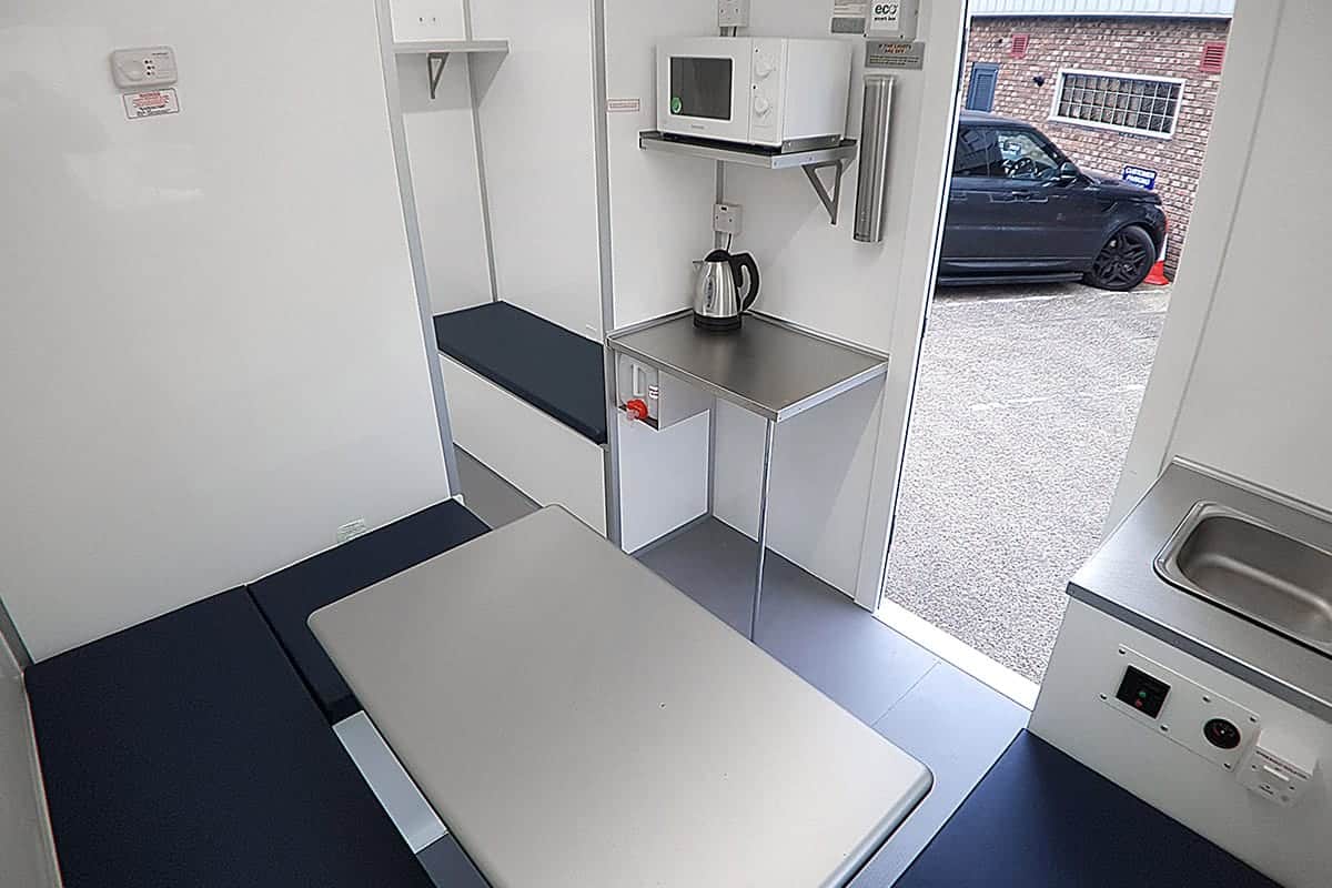 Seamless insulated composite panel