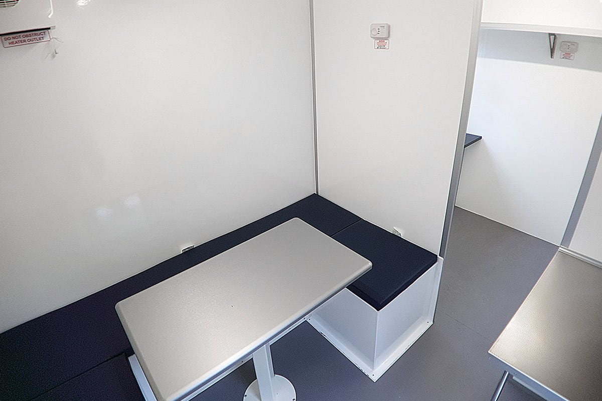 Seamless insulated composite panel