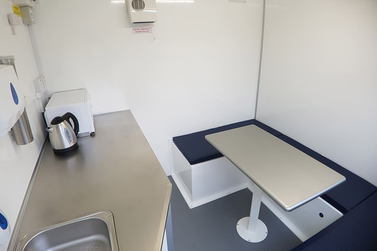 Seamless insulated composite panel